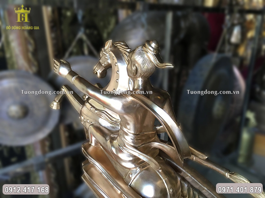 Từng họa tiết hoa văn trên bức tượng đều được chăm chút tỉ mỉ